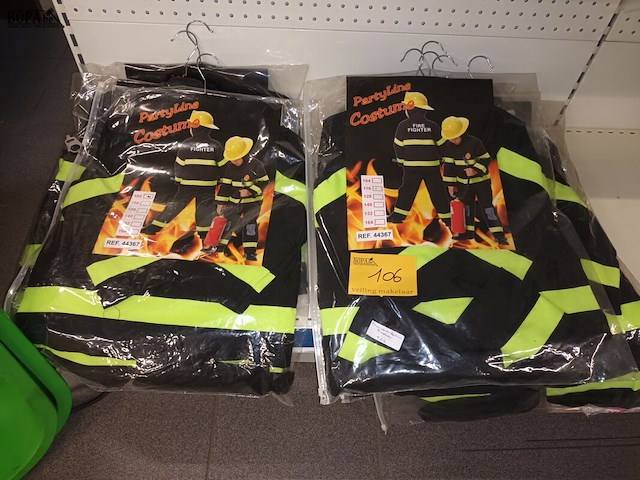 Lot 106 - brandweerkostuum. 9 stuks - afbeelding 1 van  3