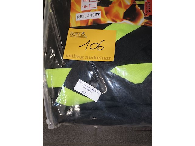 Lot 106 - brandweerkostuum. 9 stuks - afbeelding 3 van  3