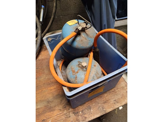 Lot 106 - gasflessen met brander - afbeelding 1 van  3