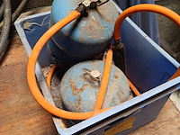 Lot 106 - gasflessen met brander - afbeelding 1 van  3