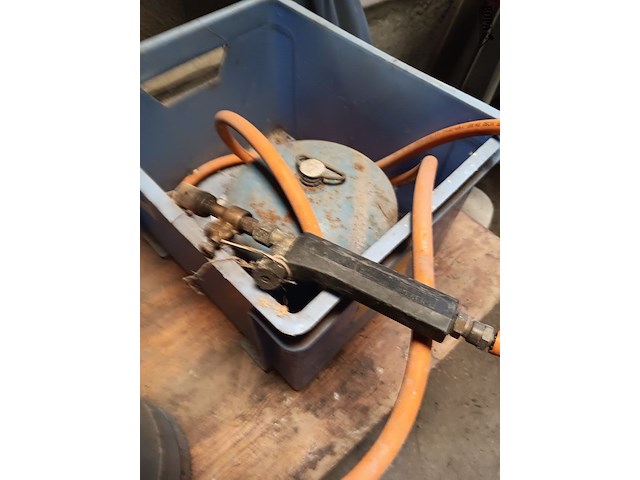 Lot 106 - gasflessen met brander - afbeelding 2 van  3