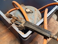 Lot 106 - gasflessen met brander - afbeelding 2 van  3