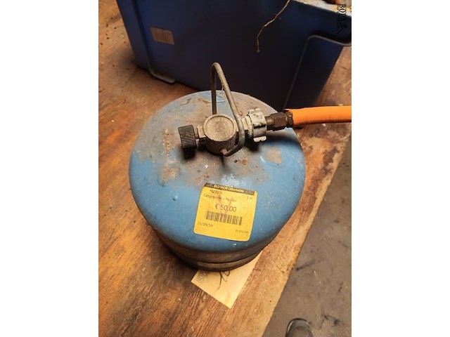 Lot 106 - gasflessen met brander - afbeelding 3 van  3
