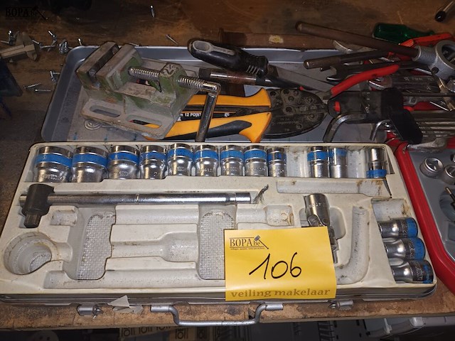 Lot 106 - koffers met doppensleutels. 2 stuks - afbeelding 2 van  3