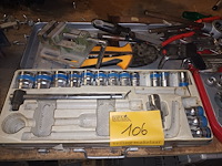 Lot 106 - koffers met doppensleutels. 2 stuks - afbeelding 2 van  3