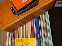 Lot 106 - lot vinylplaten en cassettes - afbeelding 1 van  5