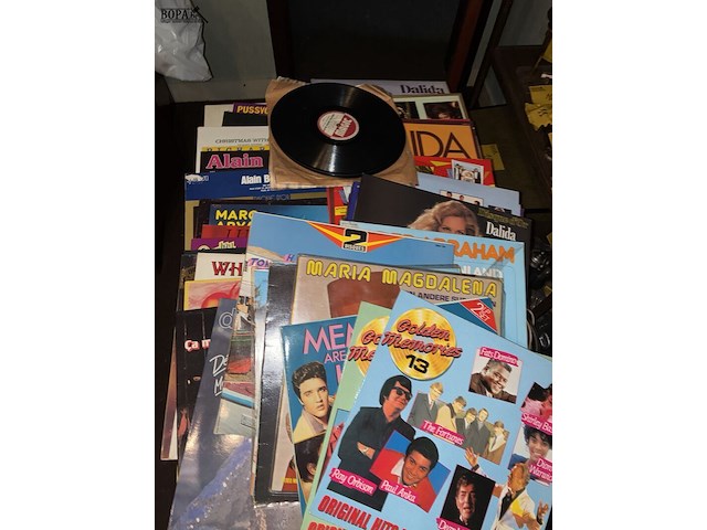 Lot 106 - lot vinylplaten en cassettes - afbeelding 3 van  5