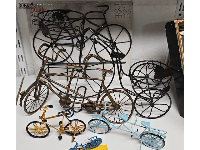 Lot 106 - metalen fietsen en kapstok ong 6 stuks - afbeelding 1 van  4
