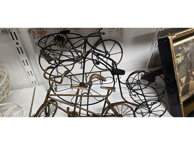 Lot 106 - metalen fietsen en kapstok ong 6 stuks - afbeelding 3 van  4