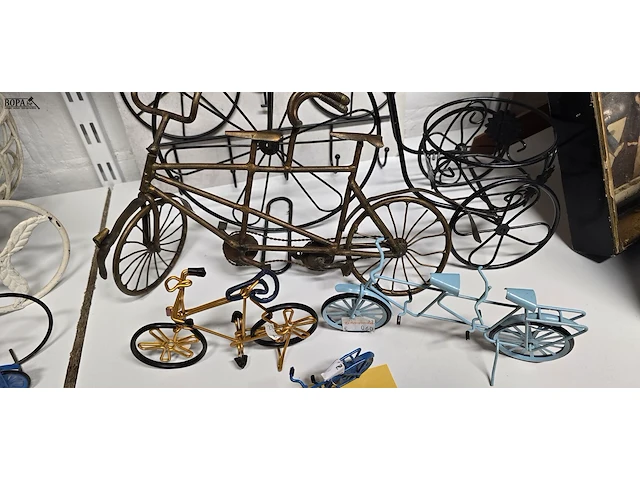 Lot 106 - metalen fietsen en kapstok ong 6 stuks - afbeelding 4 van  4
