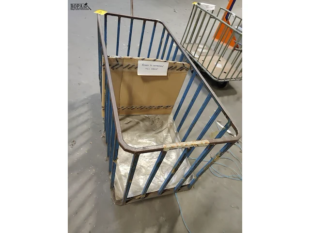Lot 106 - metalen transportkar - afbeelding 2 van  2
