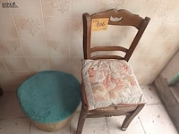 Lot 106 - poef en snorstoel - afbeelding 1 van  3