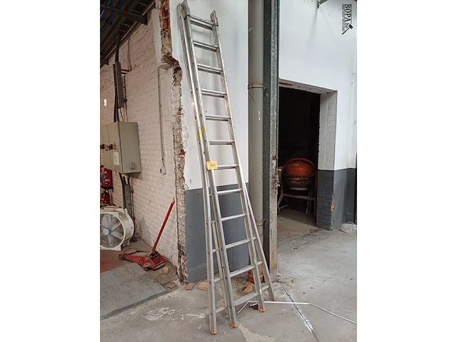 Lot 1063 - aluminium ladder - afbeelding 1 van  3