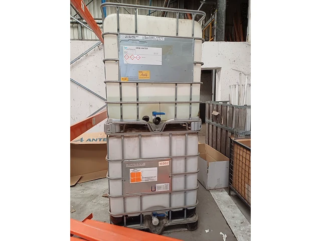 Lot 1064 - ibc container. 2 stuks - afbeelding 1 van  4