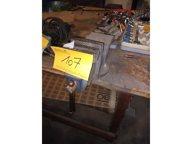 Lot 107 - bankschroef - afbeelding 1 van  2