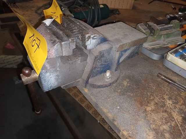 Lot 107 - bankschroef - afbeelding 2 van  2