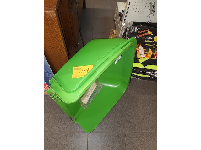 Lot 107 - grasbak voor maaier. 2 stuks - afbeelding 1 van  3