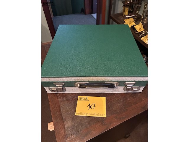 Lot 107 - koffer groen met vinylplaten - afbeelding 1 van  4