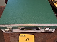 Lot 107 - koffer groen met vinylplaten - afbeelding 1 van  4