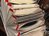 Lot 107 - koffer groen met vinylplaten - afbeelding 2 van  4