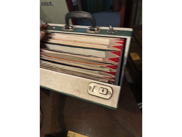 Lot 107 - koffer groen met vinylplaten - afbeelding 3 van  4