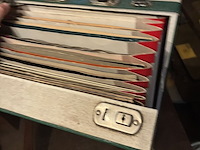 Lot 107 - koffer groen met vinylplaten - afbeelding 3 van  4