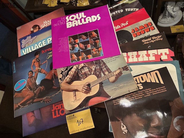 Lot 107 - koffer groen met vinylplaten - afbeelding 4 van  4