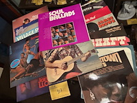 Lot 107 - koffer groen met vinylplaten - afbeelding 4 van  4