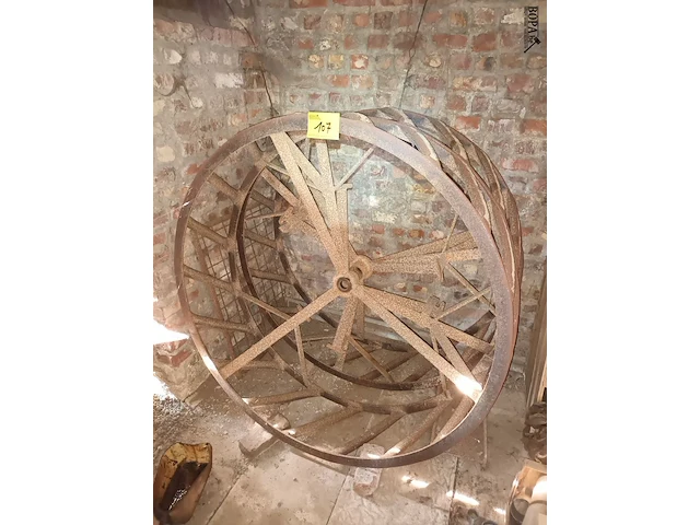 Lot 107 - kooiwiel. 2 stuks - afbeelding 1 van  3