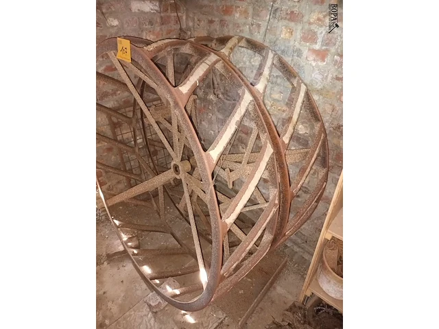 Lot 107 - kooiwiel. 2 stuks - afbeelding 2 van  3