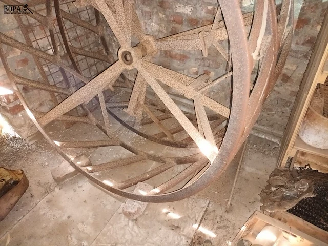 Lot 107 - kooiwiel. 2 stuks - afbeelding 3 van  3