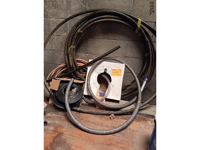 Lot 107 - pvc slangen en elektriciteitskabels - afbeelding 1 van  2
