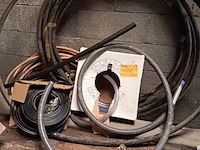 Lot 107 - pvc slangen en elektriciteitskabels - afbeelding 1 van  2