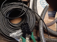 Lot 107 - pvc slangen en elektriciteitskabels - afbeelding 2 van  2