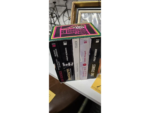 Lot 107 - the beatles lot video's, dvd's , cd's, boeken en kader - afbeelding 1 van  7