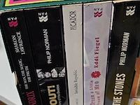 Lot 107 - the beatles lot video's, dvd's , cd's, boeken en kader - afbeelding 1 van  7