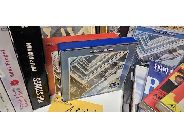 Lot 107 - the beatles lot video's, dvd's , cd's, boeken en kader - afbeelding 4 van  7