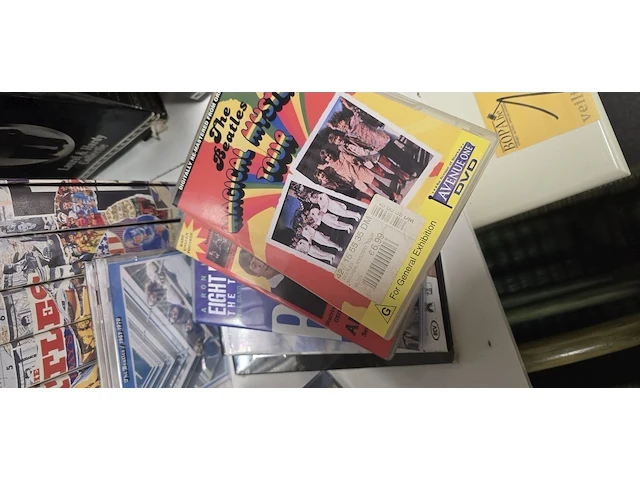Lot 107 - the beatles lot video's, dvd's , cd's, boeken en kader - afbeelding 5 van  7