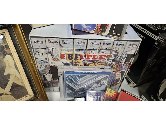 Lot 107 - the beatles lot video's, dvd's , cd's, boeken en kader - afbeelding 6 van  7