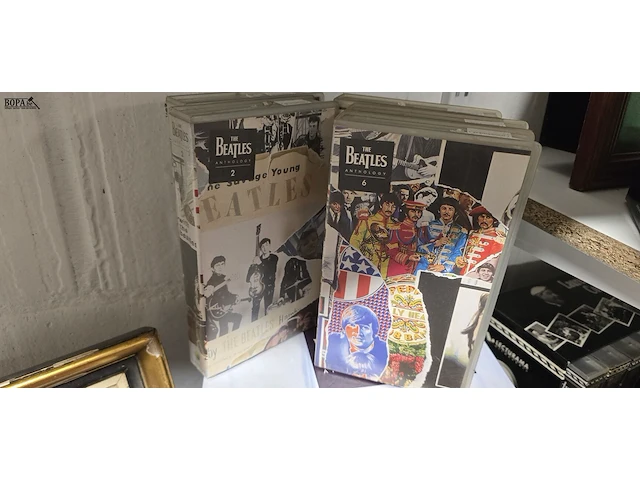 Lot 107 - the beatles lot video's, dvd's , cd's, boeken en kader - afbeelding 7 van  7