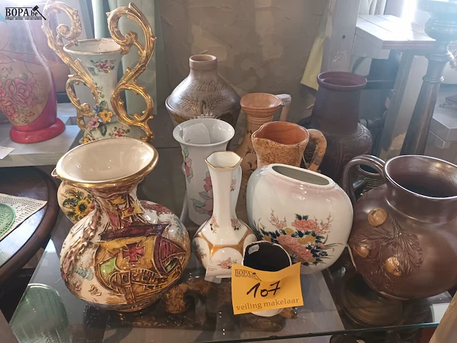 Lot 107 - vazen. 13 stuks - afbeelding 1 van  5