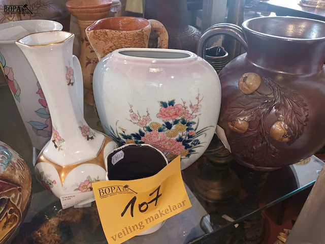 Lot 107 - vazen. 13 stuks - afbeelding 3 van  5