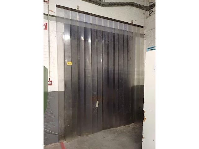 Lot 1072 - tochtlinten met ophangsysteem - afbeelding 1 van  3