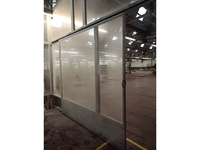 Lot 1077 - aluminium constructie met plexi glas - afbeelding 2 van  5