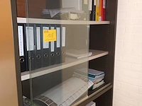 Lot 108 - archiefkast met vitrine - afbeelding 1 van  3