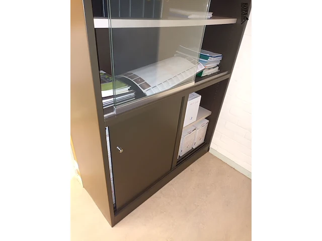 Lot 108 - archiefkast met vitrine - afbeelding 2 van  3