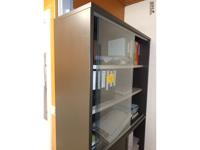 Lot 108 - archiefkast met vitrine - afbeelding 3 van  3