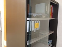 Lot 108 - archiefkast met vitrine - afbeelding 3 van  3