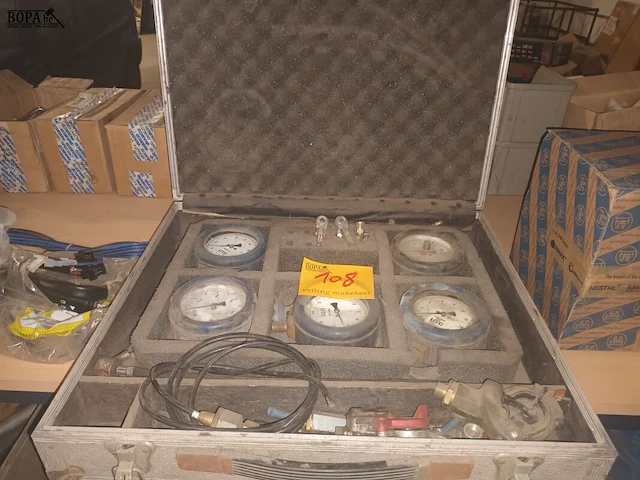 Lot 108 - drukmeters in koffer - afbeelding 1 van  3