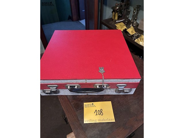 Lot 108 - koffer rood met vinylplaten - afbeelding 1 van  4